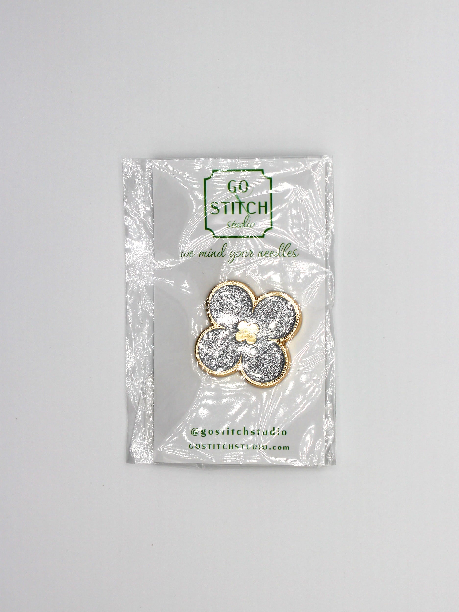 Silver Glitter Clover Needle Minder