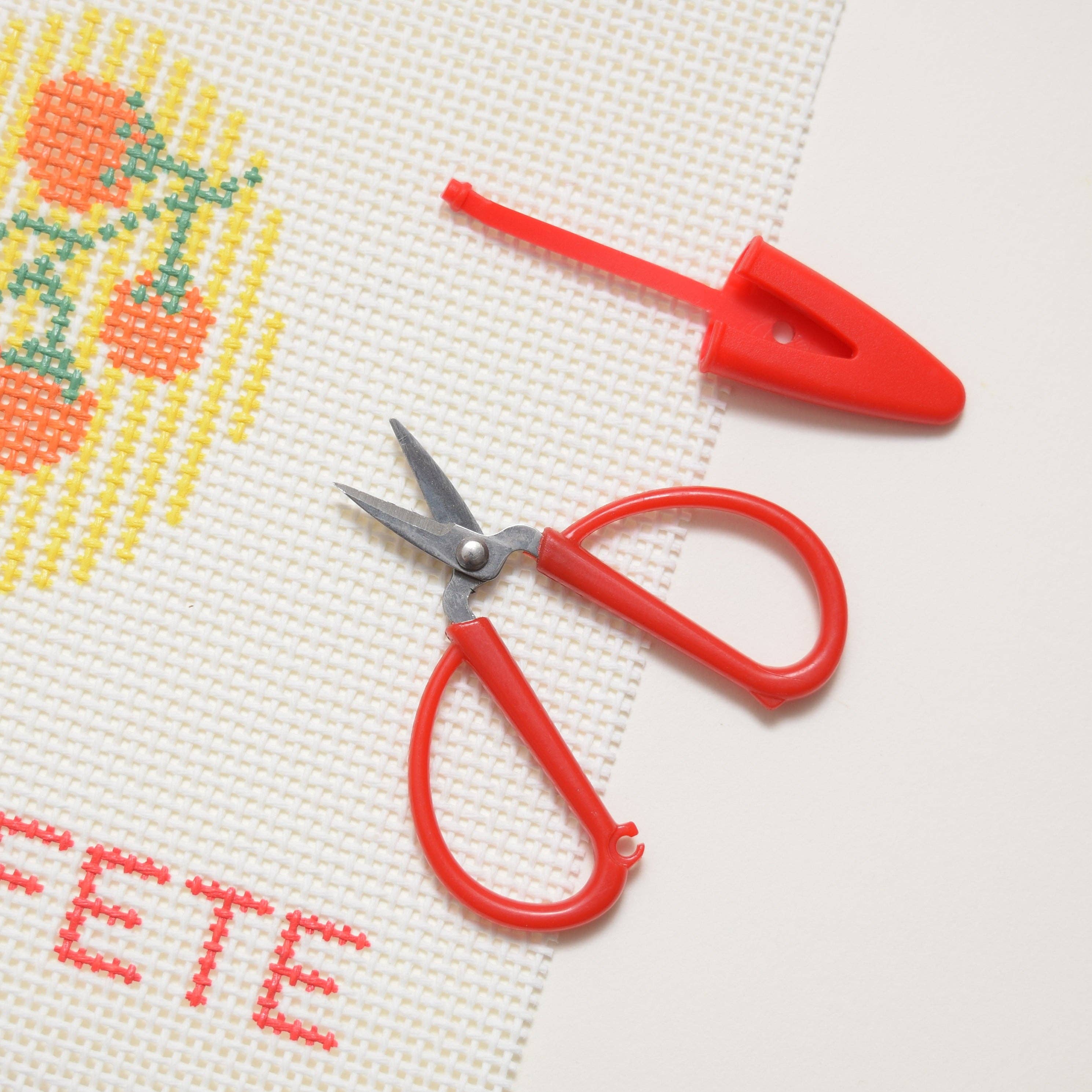 La Fete Needlepoint Mini Thread Cutting Scissors: Blush