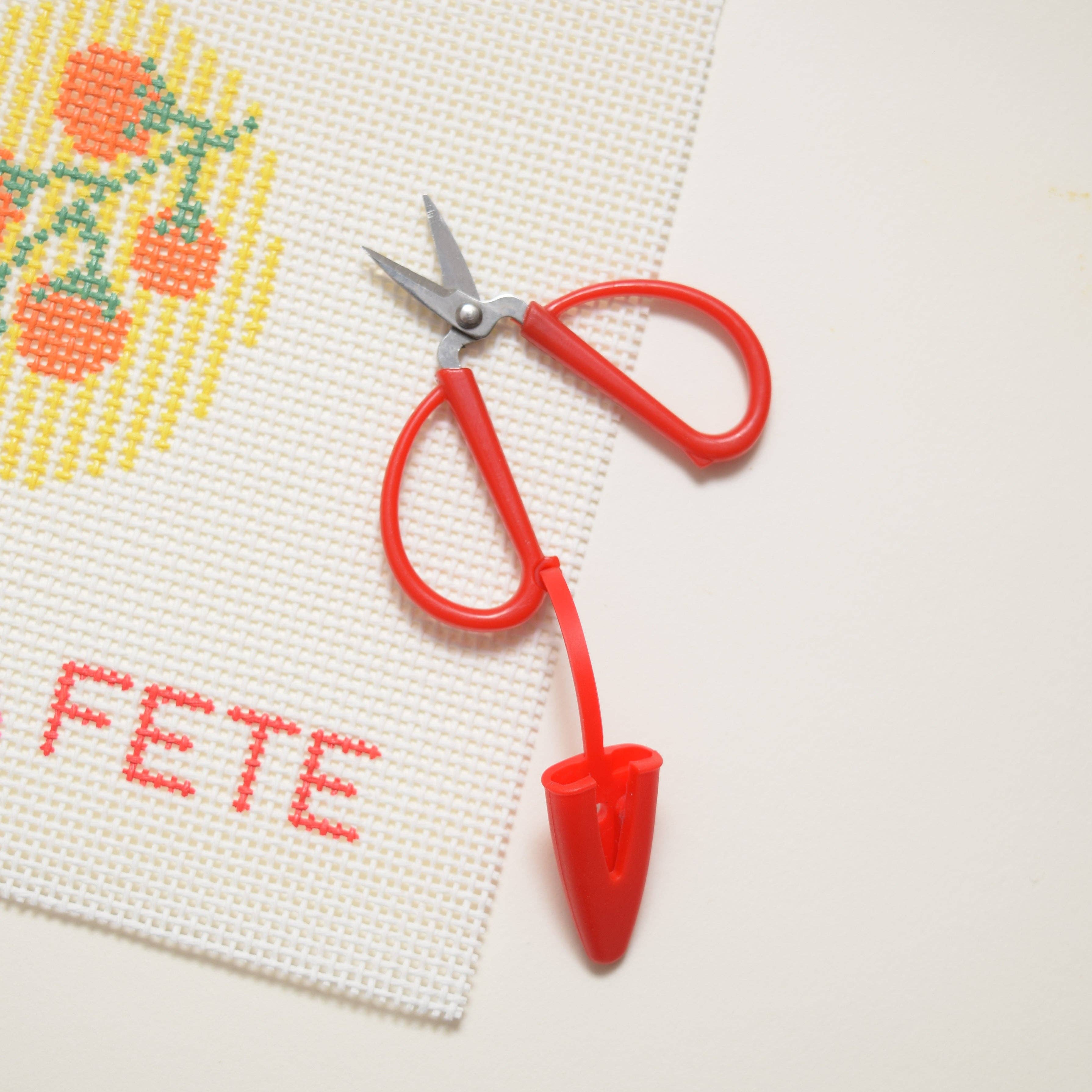 La Fete Needlepoint Mini Thread Cutting Scissors: Blush